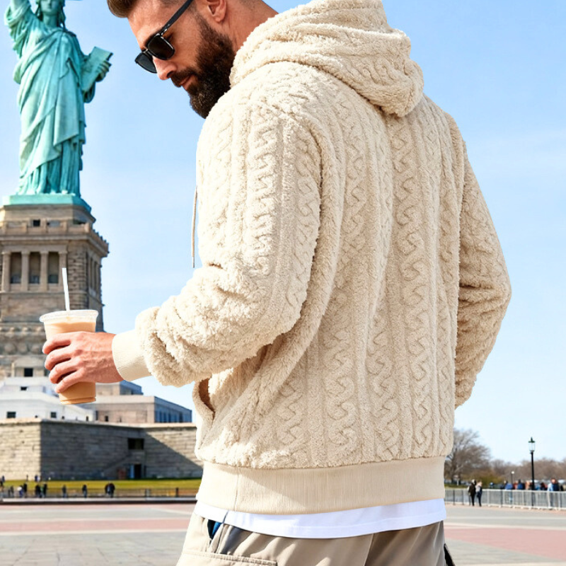 アイボリーのフリースパーカー後ろ姿｜軽やかで優しい印象を与えるカラーリング