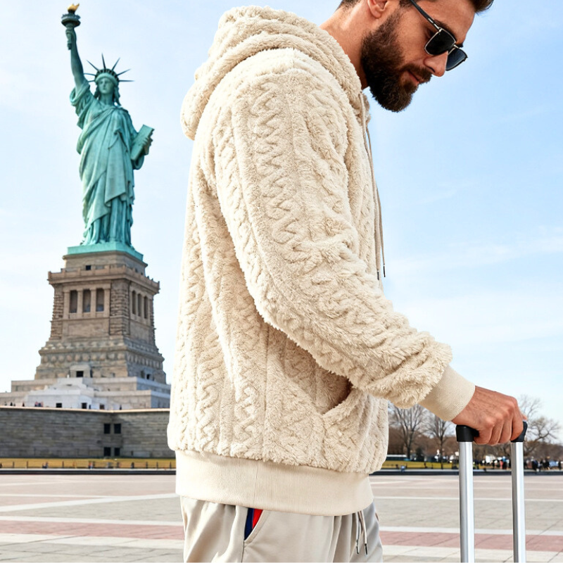 アイボリーのフリースパーカー横向き｜柔らかで上品な毛並みが印象的