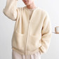 フロントジップを閉じた着用例。ふっくら厚手のリブ編みで暖かさ◎