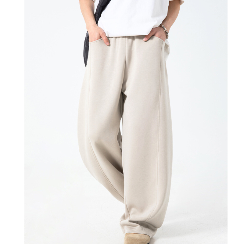 シンプルな白Tに映えるアイボリーパンツ｜大人のこなれカジュアルに