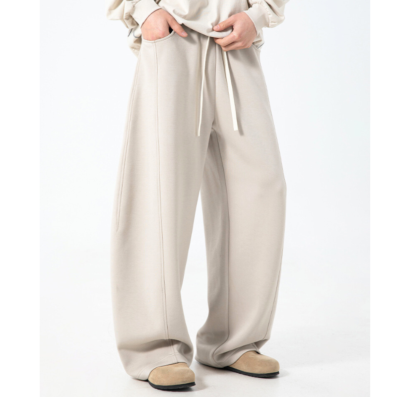 30代メンズにおすすめのアイボリースウェットパンツ｜ナチュラルな色味で好印象に