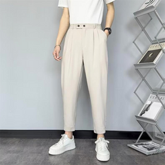 30代メンズ向けアイボリーの9分丈パンツ 着こなしやすいきれいめシルエット