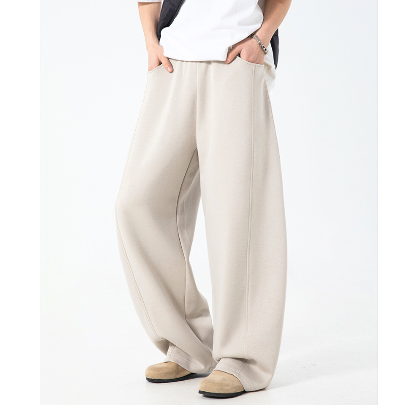 春の休日スタイルに最適なアイボリーパンツ｜太めシルエットで抜け感演出