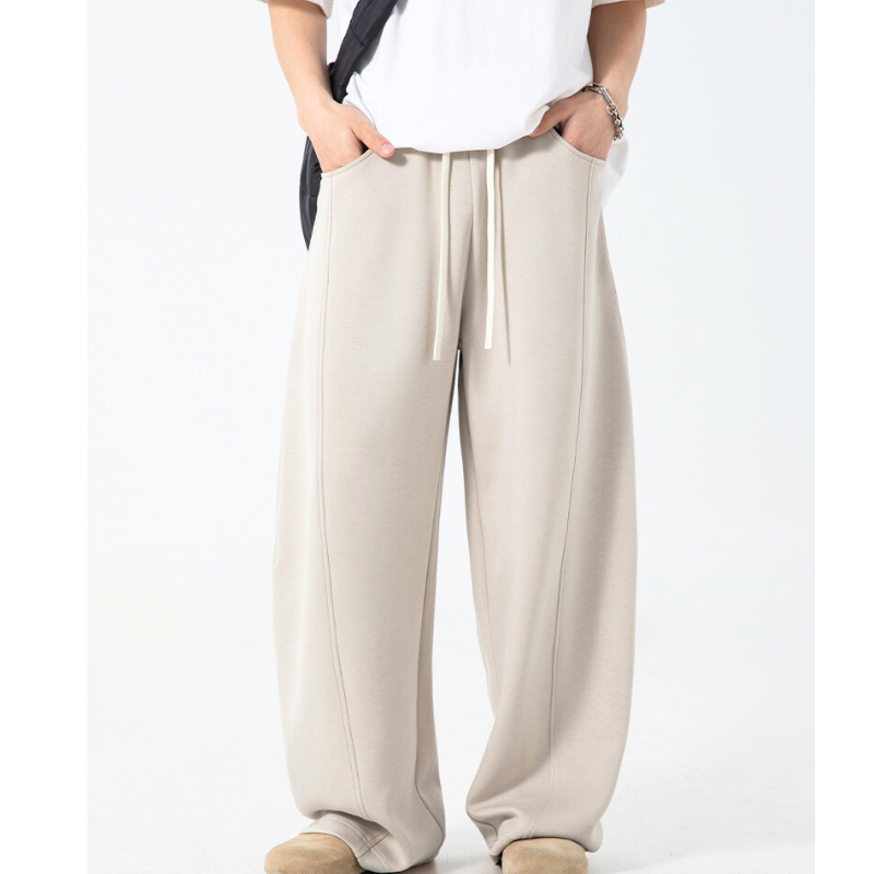 ワイドなアイボリーパンツでゆったり感を満喫｜春秋のおうち時間にも◎