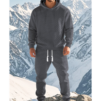 山を背景にしたダークグレーの幾何ジャカードセットアップ