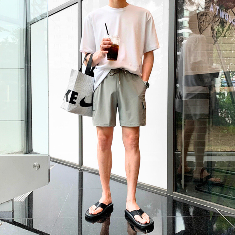 軽やかなグレーハーフパンツを街コーデに合わせたスタイリング