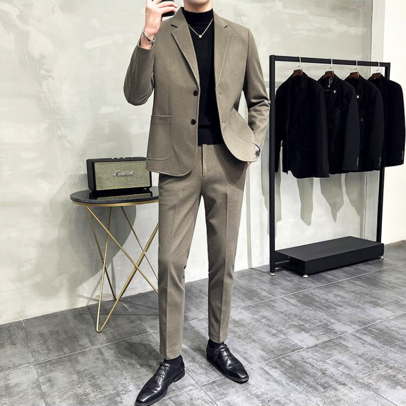 カフェや街歩きに合うカーキセットアップの大人コーデ 全身ショット