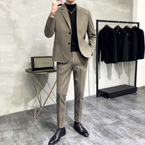 カフェや街歩きに合うカーキセットアップの大人コーデ 全身ショット