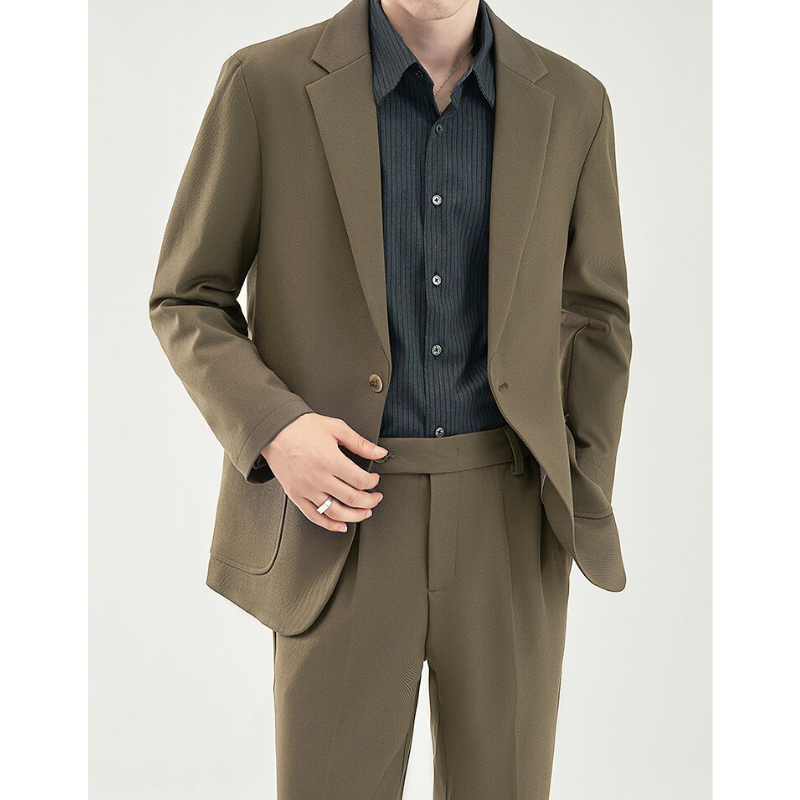 カーキセットアップの大人シルエット 40代メンズにも似合う上品スタイル