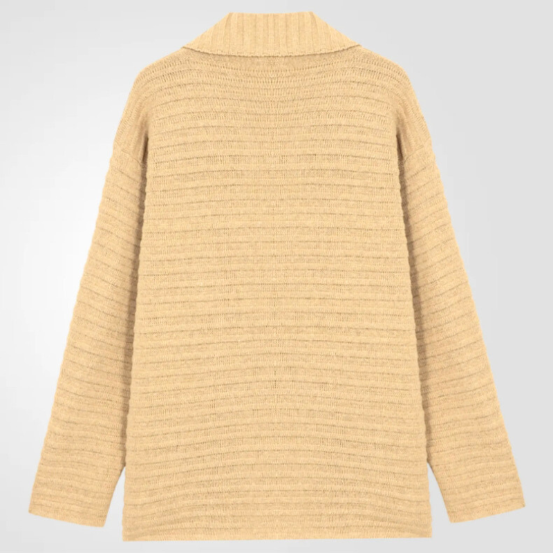 縦畝が美しいローゲージロングニットカーディガンの背面シルエット