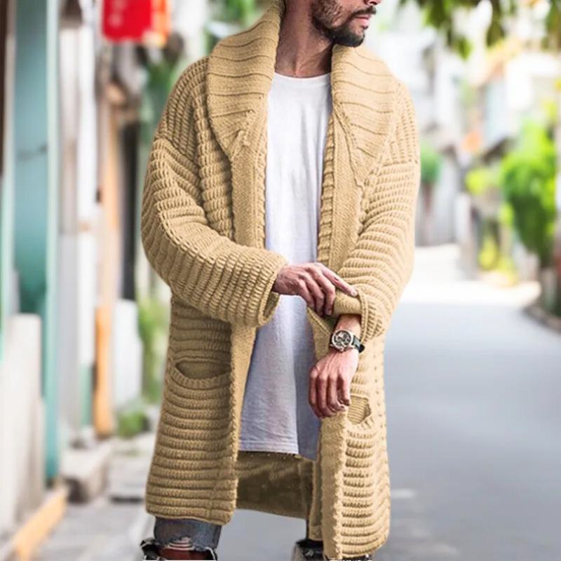ローゲージ畦編みのショールカラーロングニットカーディガンを羽織った大人メンズの秋冬コーデ