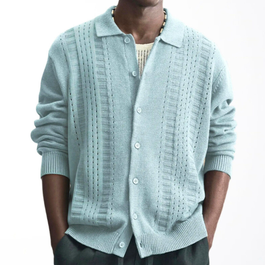 襟付き透かし編みニットカーディガンを着用した春秋向けメンズコーデ
