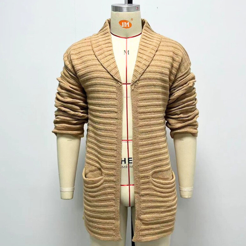 ショールカラーとロング丈が映えるニットカーディガンの正面シルエット