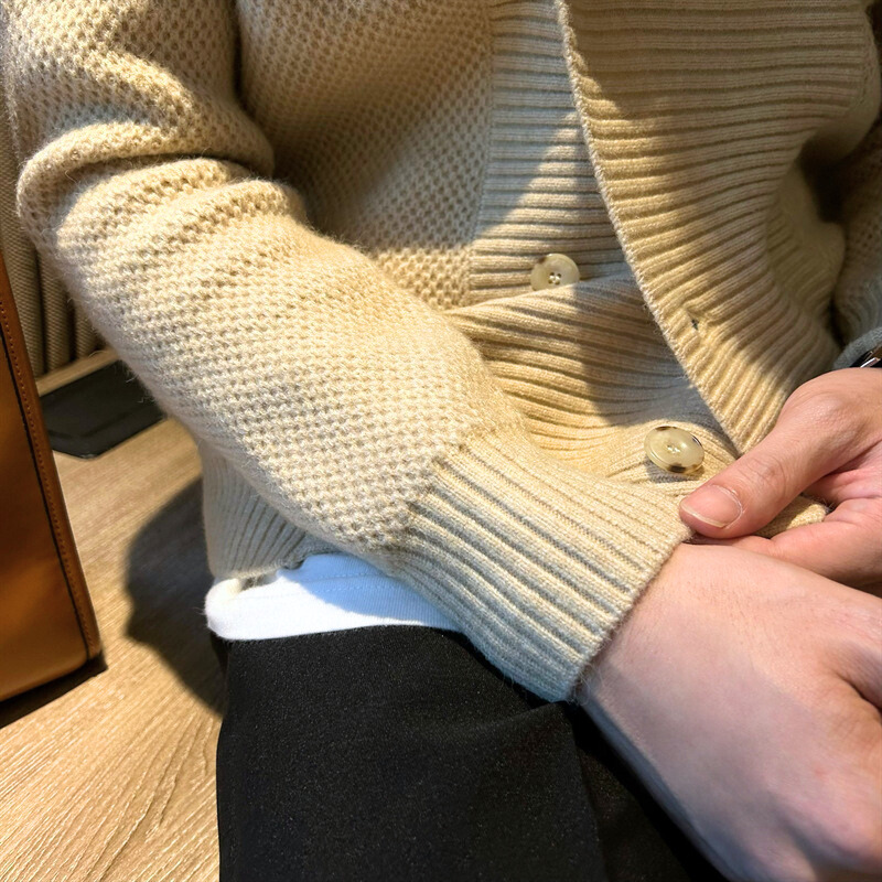 袖とダブルボタンのディテールが映えるニットの質感アップ