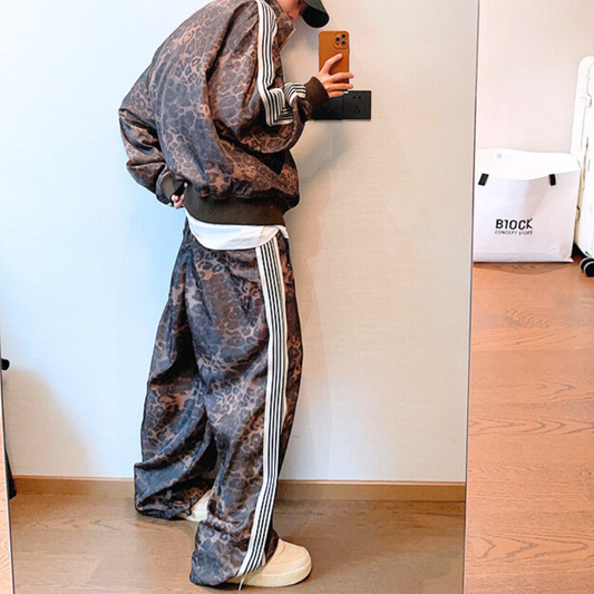 30代・40代メンズに人気の秋冬レオパード柄3ラインジャージセットアップ全身バックフルコーデ