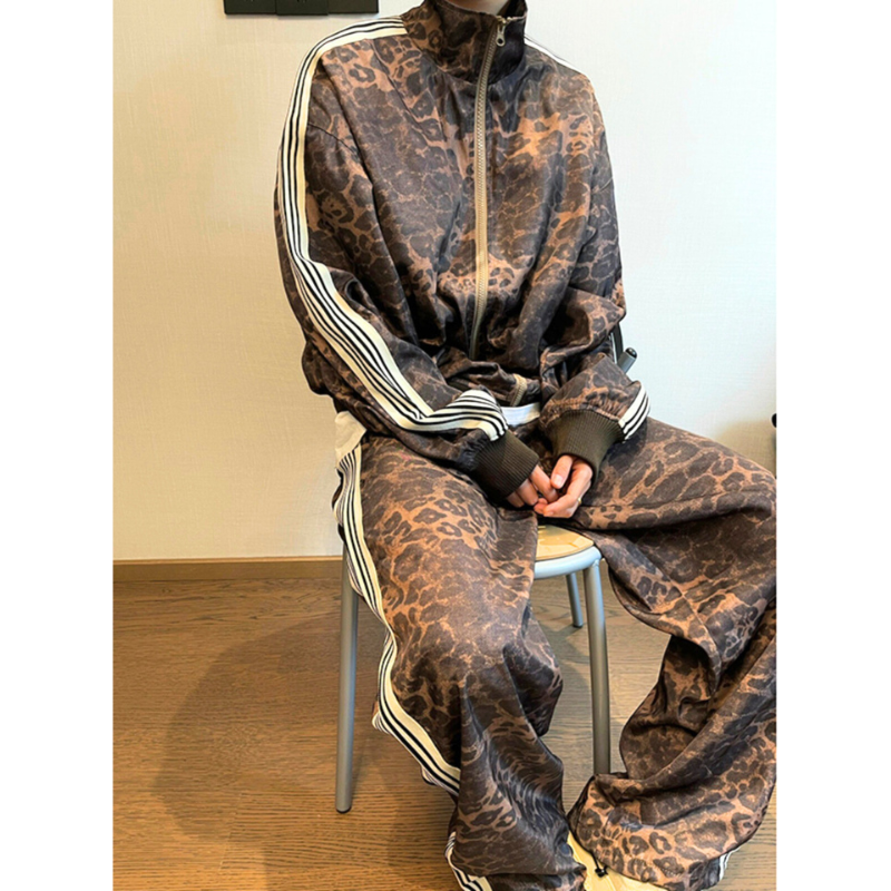 30代・40代メンズ向け秋冬レオパード柄3ラインジャージセットアップのフロント着用スタイル