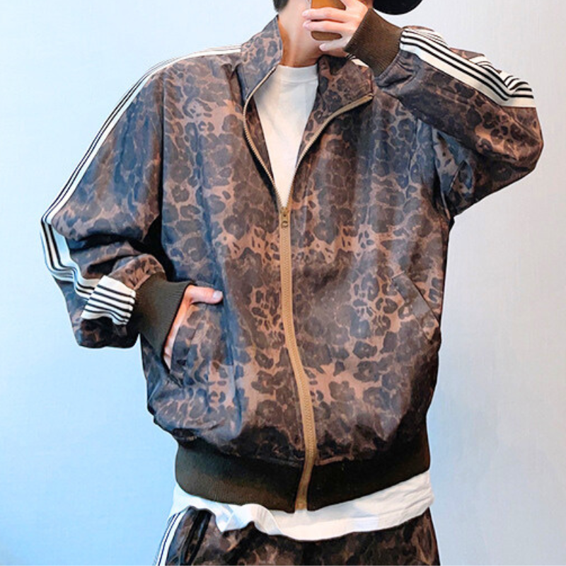 30代・40代メンズ向け秋冬レオパード柄ジャージジャケットの正面写真