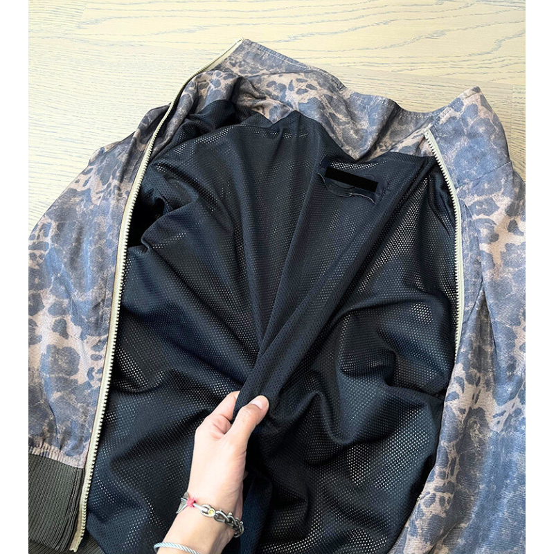 30代・40代メンズに嬉しい秋冬向けレオパード柄ジャケットのジップ裏側ディテール