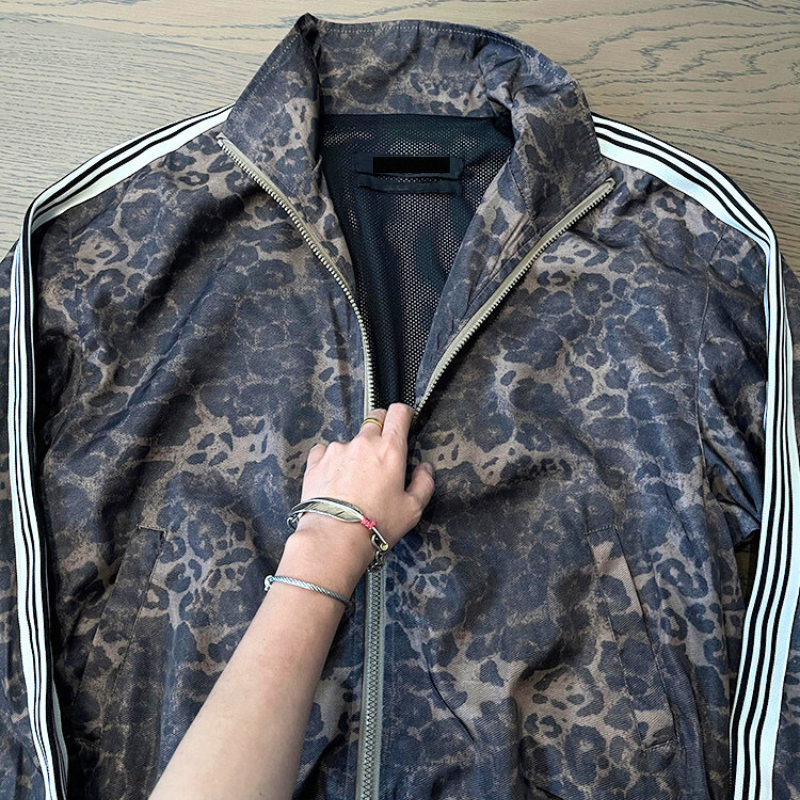 30代・40代メンズ向け秋冬レオパード柄ジャージジャケットのジップ＆襟元ディテール