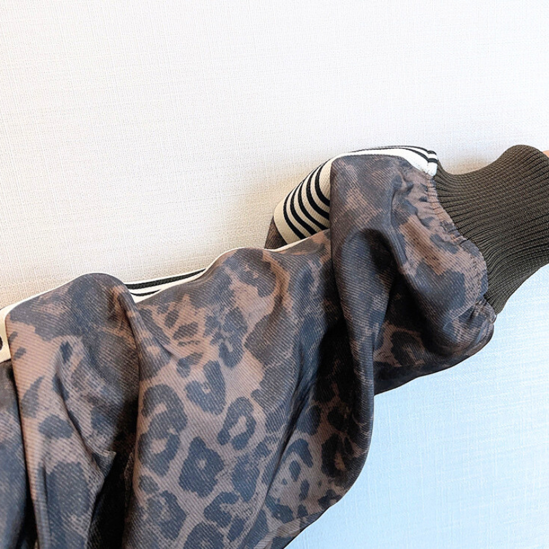 秋冬向け30代・40代メンズが着こなすレオパード柄ジャージの袖詳細