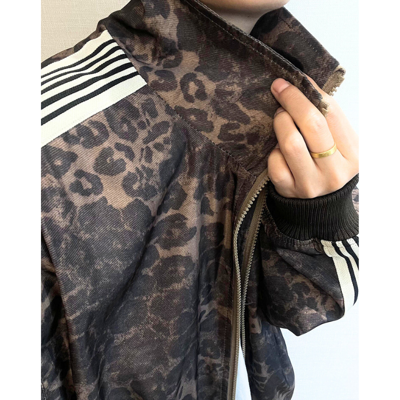 秋冬の大人ストリートに合う30代・40代向けレオパード柄ジャージセットアップのフロントジップスタイル