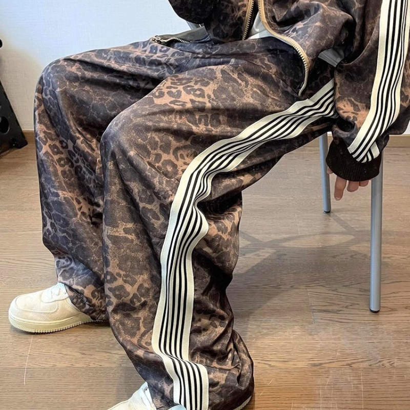 大人メンズに人気の秋冬レオパード柄ワイドジャージパンツの裾と3ラインデザイン