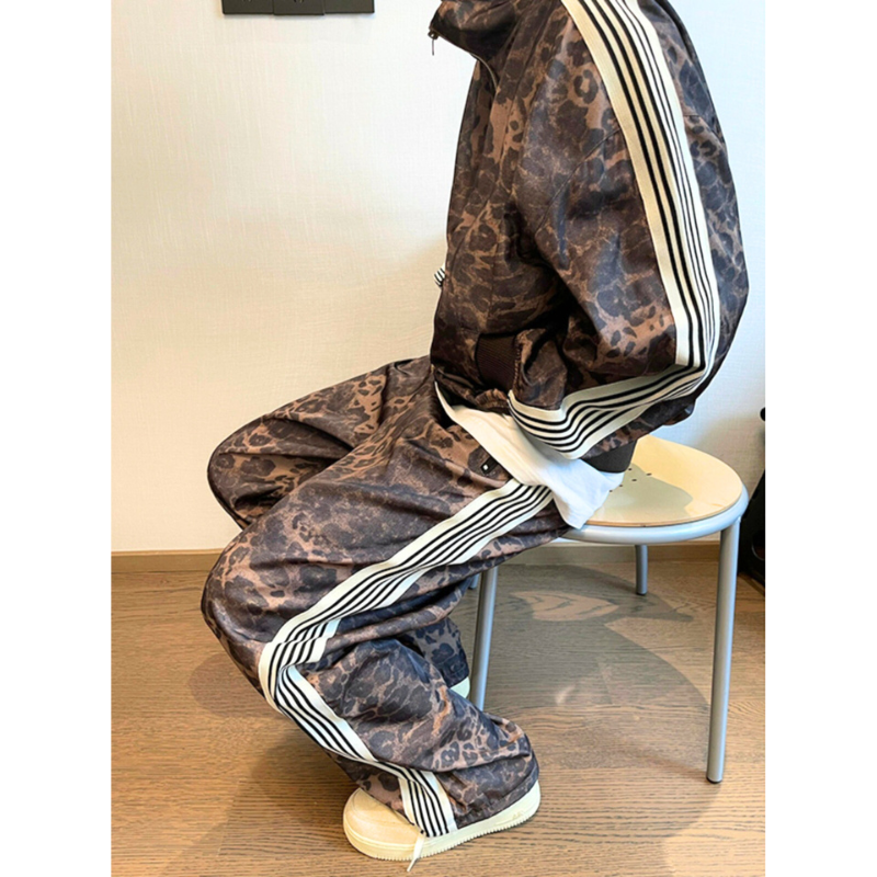 秋冬コーデに映える30代・40代メンズ向けレオパード柄ゆるジャージパンツの着座スタイル