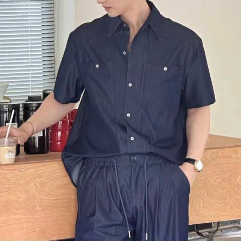 ブラックのシャツとパンツを合わせた春夏コーデ