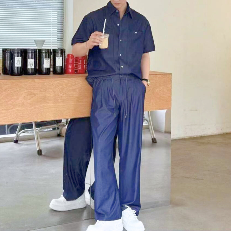 ダークブルーの薄手デニム風セットアップで落ち着いた印象に