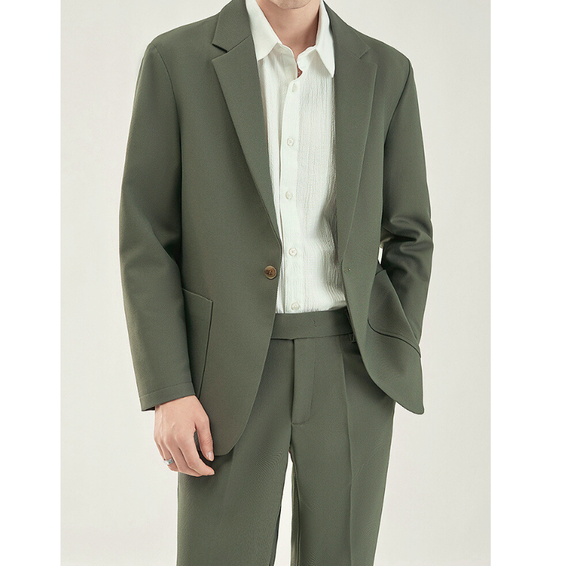 オールシーズン対応 テーラードジャケット×スラックスのきれいめセットアップ カーキカラー