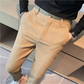 明るめベージュのワッフルパンツ｜秋冬の抜け感スタイルに