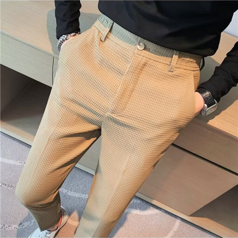 明るめベージュのワッフルパンツ｜秋冬の抜け感スタイルに