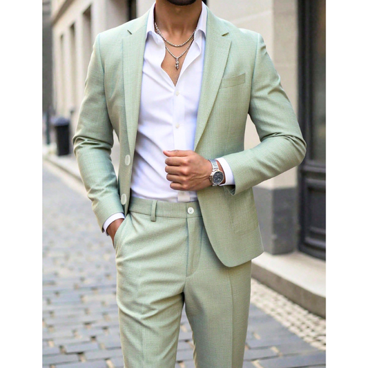 ライトグリーンのジャケット＆スラックスセットアップを着用したメンズきれいめコーデ画像