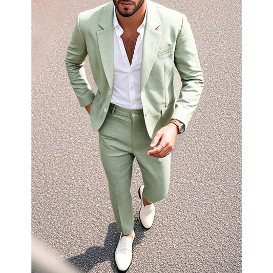 ライトグリーンの春夏テーラードセットアップを上から見せたメンズ着用画像