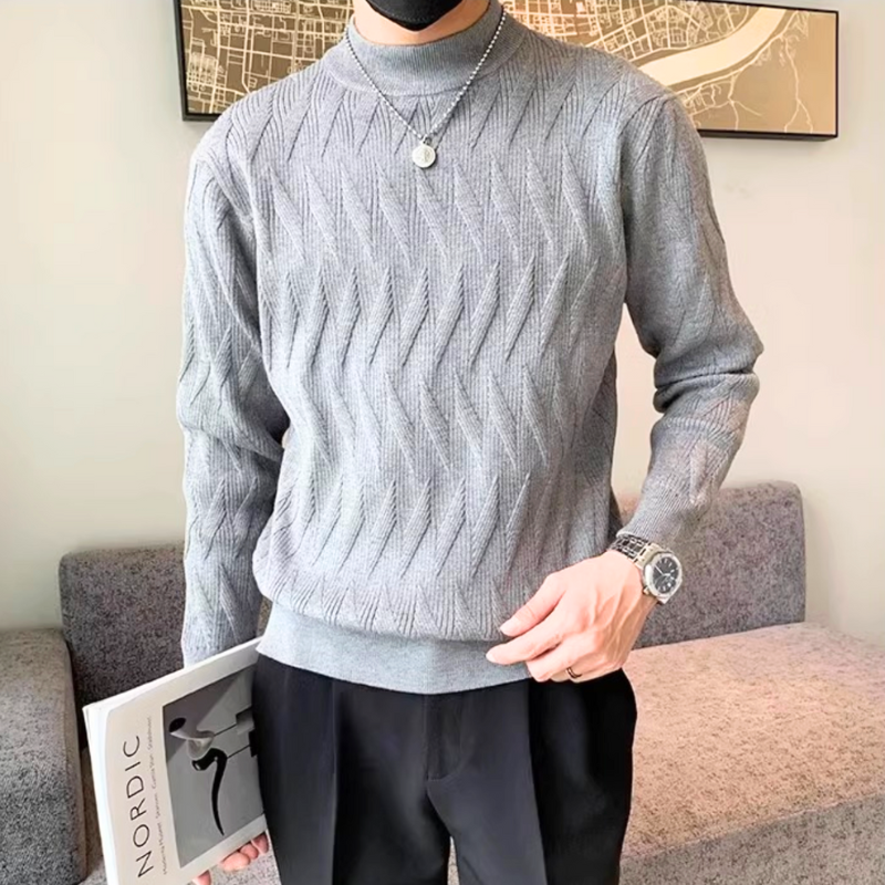 やや明るめのライトグレーが印象的なニットで、春先のお出かけにぴったり