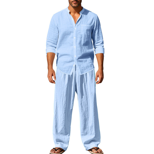 サックスブルーのリネン95%バンドカラーシャツ＆ワイドパンツセットアップを着用したメンズ全身コーデ画像