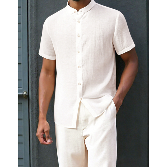 リネン混バンドカラー半袖シャツセットアップを正面から見せたメンズ着用画像