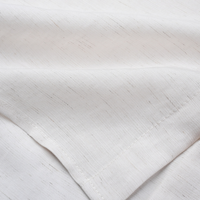 生成りカラーのリネン混シャツ生地の表面感がわかる接写画像