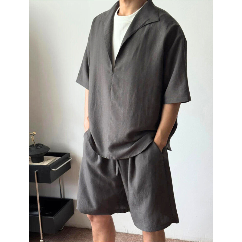 深V開襟のリネンセットアップ（ブラック）を着たメンズの全身コーデ、30代40代の夏の休日に