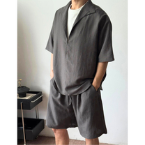 深V開襟のリネンセットアップ（ブラック）を着たメンズの全身コーデ、30代40代の夏の休日に