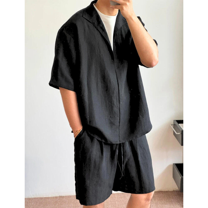 深V開襟のリネンセットアップ（ブラック）の着用イメージ、抜け感のある首元