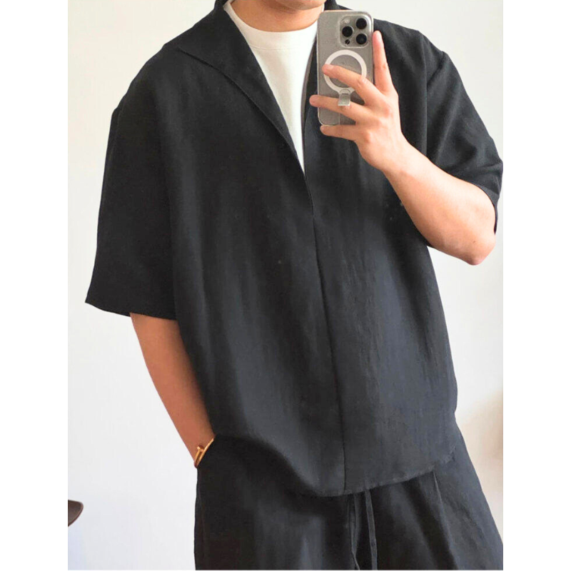 スマホ鏡越しに着用したリネン深V開襟トップス（ブラック）のフロント