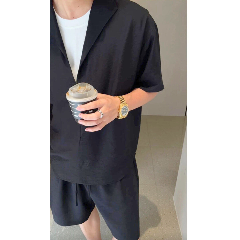 リネン深V開襟トップス（ブラック）の胸元と襟の抜け感、コーヒー片手の雰囲気カット