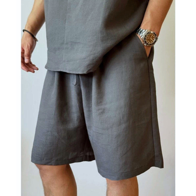 リネンショートパンツ（ブラック）の脚まわりディテール、涼しい丈感