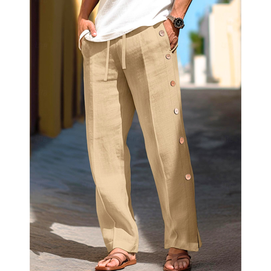 サイドボタンデザインのベージュリネンパンツの着用イメージ
