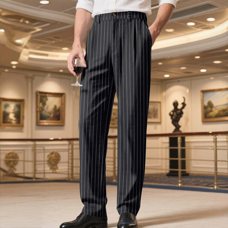 ブラックのストライプパンツ｜モード感と品格を兼ね備えた大人の1本