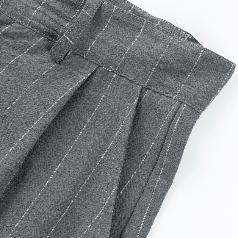 2タック部分の拡大写真｜立体感を生む上品な仕立て（グレー）