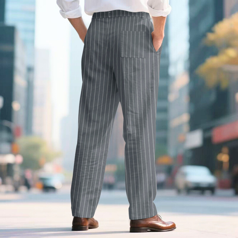 グレーの2タックパンツ後ろ姿｜自然な落ち感と上質な素材感