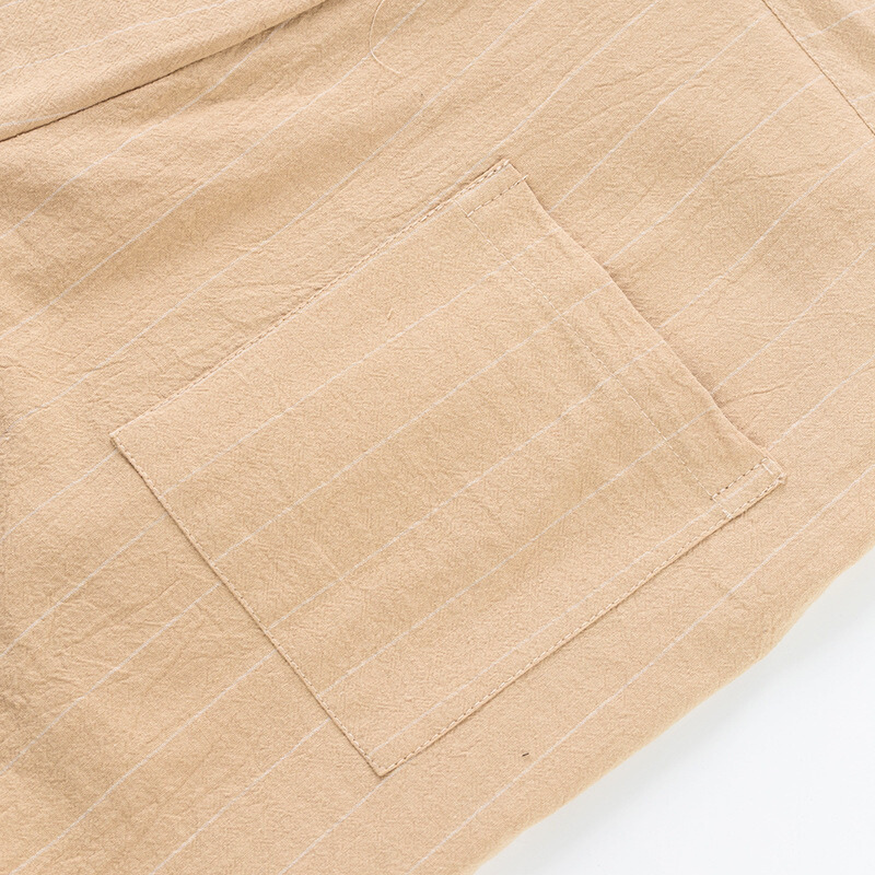 バックポケットのディテール｜軽やかで実用的なデザイン（ベージュ）