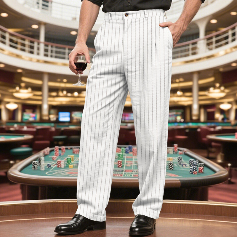 ホワイトパンツの横姿｜軽快で都会的な印象を演出